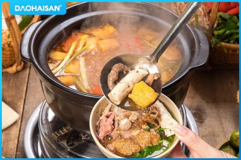 Lẩu cua đồng thơm ngon với đa dạng các loại rau nhúng xanh tươi hấp dẫn